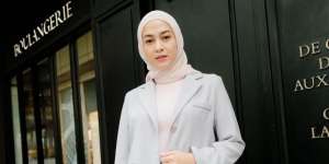 Level Up Inner Simpel dengan Tunik Transparan ala Nina Zatulini