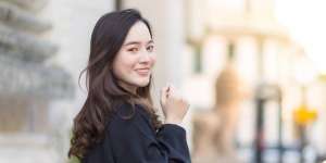Gaya Rambut Simple dan Chic untuk Pemilik Dahi Lebar
