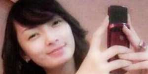 Gadis Muda Sedang Pegang HP Jadul Ini Sekarang Jadi Pedangdut Terkenal dan Punya Usaha Kuliner di Bali, Coba Tebak?