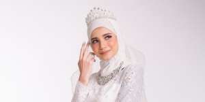 Inspirasi Tampilan Pengantin Makeup Glowing dan Outfit Syar'i Serba Putih