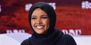 Memukau, Ruffle Black Dress Halima Aden yang Extravagant