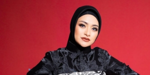 Gothic Style Nathalie Holscher, Pakai Dress dengan  Bustier Unik