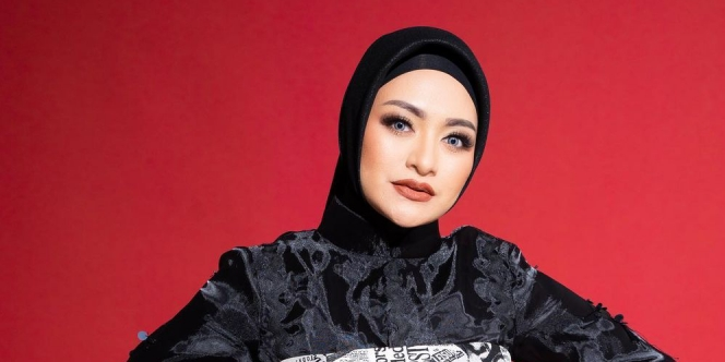 Gothic Style Nathalie Holscher, Pakai Dress dengan  Bustier Unik