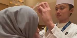 BroSis Goals! Putra Sule Pasangkan Mahkota ke Kakaknya Saat Wisuda Tahfidz