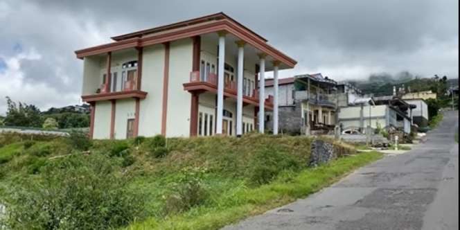 Deretan Rumah Mewah di Lereng Gunung Ini Ternyata Milik Petani Daun Bawang, Penampakannya Super Ekslusif!
