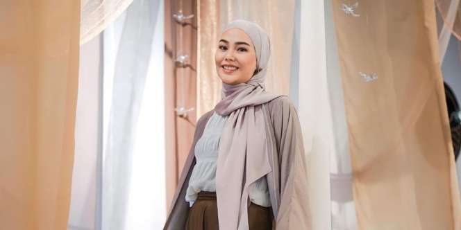 Style Sweet Simple Dara Arafah, Padukan Makeup Natural dan Outfit Cewek Bumi
