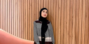 Look Feminin Classy Shireen Sungkar Berhias Topi Jerami