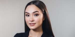 Makeup Bold Caitlin Halderman, Warna Lipstik Jadi Statement