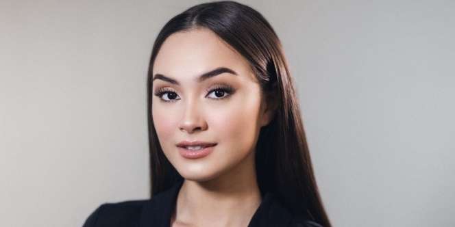 Makeup Bold Caitlin Halderman, Warna Lipstik Jadi Statement