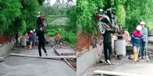 Di Luar Nalar! Bukan Putar Balik, Pria Ini Pilih Angkat Motornya Saat Terhalang Jalan yang Baru Dicor