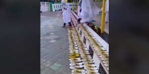 Begini Jadinya Jika Warga Sekampung 'Satu Frekuensi', Sandal di Depan Masjid Ditata Rapi dengan Warna Sama