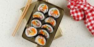 Siapkan 5 Bahan Berikut Untuk Ciptakan Pengalaman Bikin Sushi Di Rumah