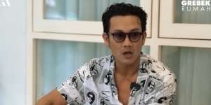 Penampilan Denny Sumargo ke Makam Sang Ayah Jadi Omongan
