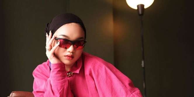 Ekspresi Seru Hijaber Lewat Outfit, Mix Kemeja Metalik dan Celana Motif