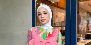 Pakai Jumpsuit Flowy, Lihat Sweet Look Tantri Namirah
