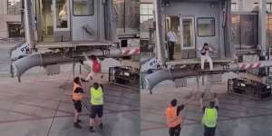 Penumpang Nekat Panjat Pesawat Saat Mau Lepas Landas, Nahas Terjatuh ke Landasan