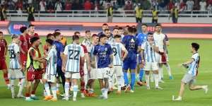 Sosok Fans Nekat Masuk Lapangan Usai Pertandingan Indonesia VS Argentina, Foto dengan Gamacho