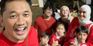 Pengalaman Seru Zaskia Mecca Nonton Pertandingan Bola Indonesia Vs Argentina Bareng Suami dan Anak, Stres Lihat Arhan Lap Bola dan Muka