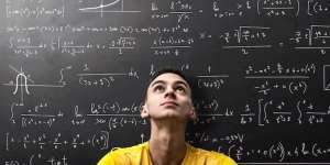 Banyak yang Bingung Jawab Soal Matematika 8:2(2+2) Hasilnya Berapa, Suara Netizen Sampai Terpecah