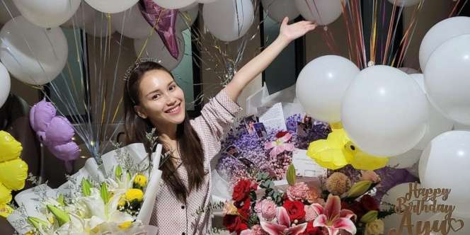5 Potret Pesta Ultah Ayu Ting Ting ke-31: Ruang Keluarga Berubah jadi `Taman Bunga`