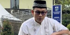 Potret Denny Sumargo Ziarah ke Makam Ayah, Bacakan Surat Al-Fatihah