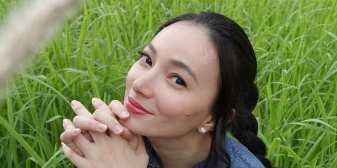 Makeup Tipis Asmirandah Berfokus di Maskara, Wajah Jadi Lebih Fresh
