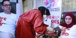 Lagi Donor Darah Olla Ramlan Tiba-tiba Ngaku Dijodoh-jodohkan sama Ari Wibowo