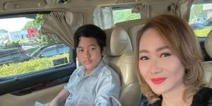 Cerita Haru Putra Inul Daratista dengan Sabar Gunting Kuku Kaki Ayahnya