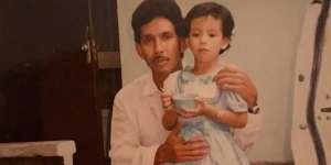 Anak Perempuan Berambut Bondol Bareng Ayahnya Ini Merupakan Mantan Istri Presenter Kondang, Coba Tebak?