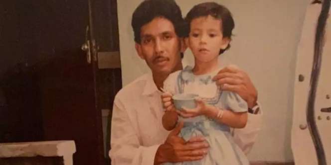 Anak Perempuan Berambut Bondol Bareng Ayahnya Ini Merupakan Mantan Istri Presenter Kondang, Coba Tebak?