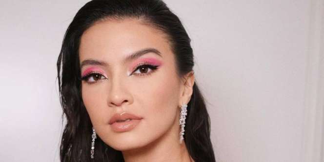 Makeup Touch of Coral Raline Shah, Wajahnya Jadi Lebih Eksotis
