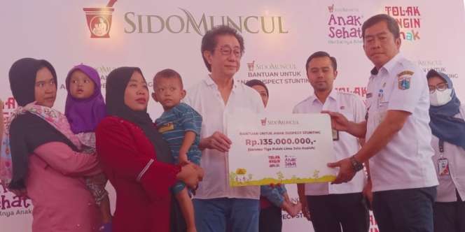 Sido Muncul Beri Bantuan Rp135 Juta untuk 13 Balita Suspect Stunting di Cipete Selatan