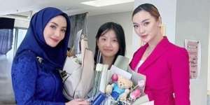 Momen Zaskia Gotik Hadiri Wisuda Putri Sambungnya, Keakraban Bareng Imel Jadi Sorotan