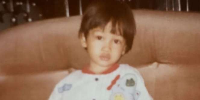 Bocah Laki Laki Berambut Mangkok Itu Jadi Drummer Band Terkenal, Rumah Tangganya Sedang Disorot, Coba Tebak?