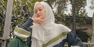 Ide Sporty Look Simpel untuk Hijaber, Bernuansa Hitam Putih
