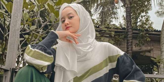 Ide Sporty Look Simpel untuk Hijaber, Bernuansa Hitam Putih