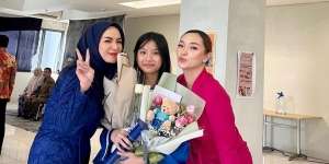 Potret Akur Zaskia Gotik dan Imel Putri Menghadiri Wisuda Anak