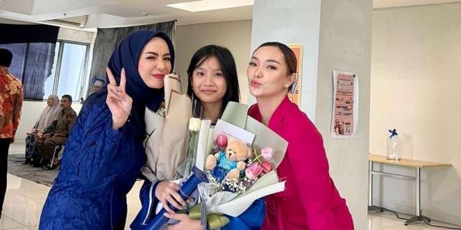 Potret Akur Zaskia Gotik dan Imel Putri Menghadiri Wisuda Anak