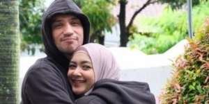 Artis Cantik Ini Tetap Setia Dampingi Suami Meski Terlibat Skandal Selingkuh Hingga Narkoba, Ternyata Ini Alasannya…