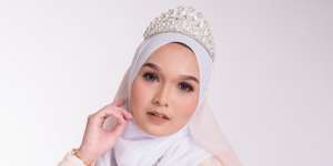 Pengantin Tampil Beda dengan Classic Makeup dan Ombre Lips 