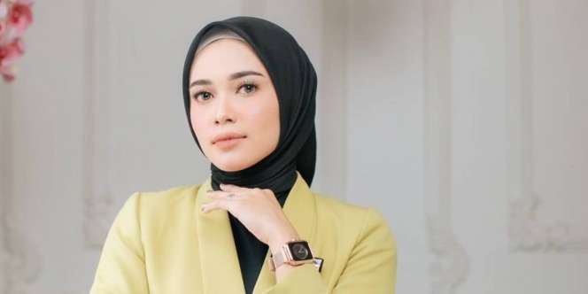 Tutorial Hijab Segi Empat Simpel nan Rapi di Bagian Leher