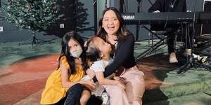 Potret Selebriti yang Tegar Dampingi Anak Sakit Parah