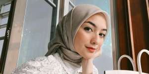 Fresh Look Citra Kirana dengan Riasan Natural Serba Coral