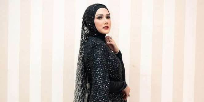 Makeup Glamor Mulan Jameela, Riasan Matanya Bikin Pangling