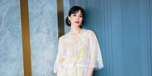 Anggun Banget, Riasan Klasik Bibir Merah Marsha Timothy 
