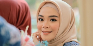 Tampilan Anggun Sheza Idris dengan Ruffle Skirt