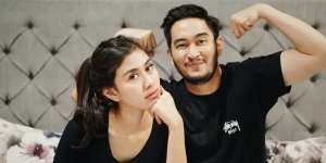 10 Potret Mesra Syahnaz & Jeje Nonton `Lagi-Lagi Tenis` Saat Isu Selingkuh, Netter Soroti Wajah Suami: Malu?