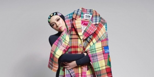 Tampilan Seru Melly Goeslow dengan Blazer Colorful Oversized