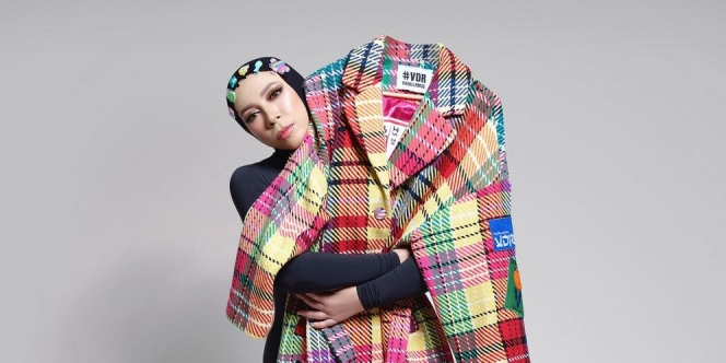 Tampilan Seru Melly Goeslow dengan Blazer Colorful Oversized