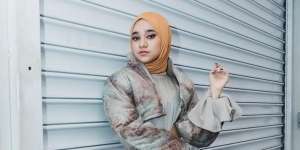 Ikut Tren Frosted Lipstick 90-an, Wajah Nabila Taqiyyah Fresh Banget